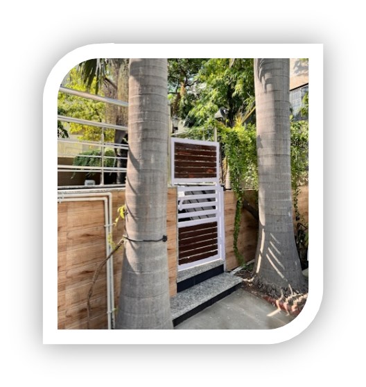Small entry gate between palm trees